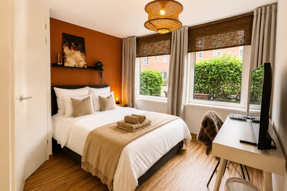 Het bed met hotelkwaliteit beddengoed