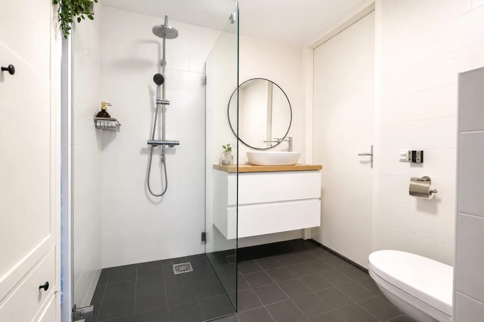 Moderne privébadkamer met regendouche