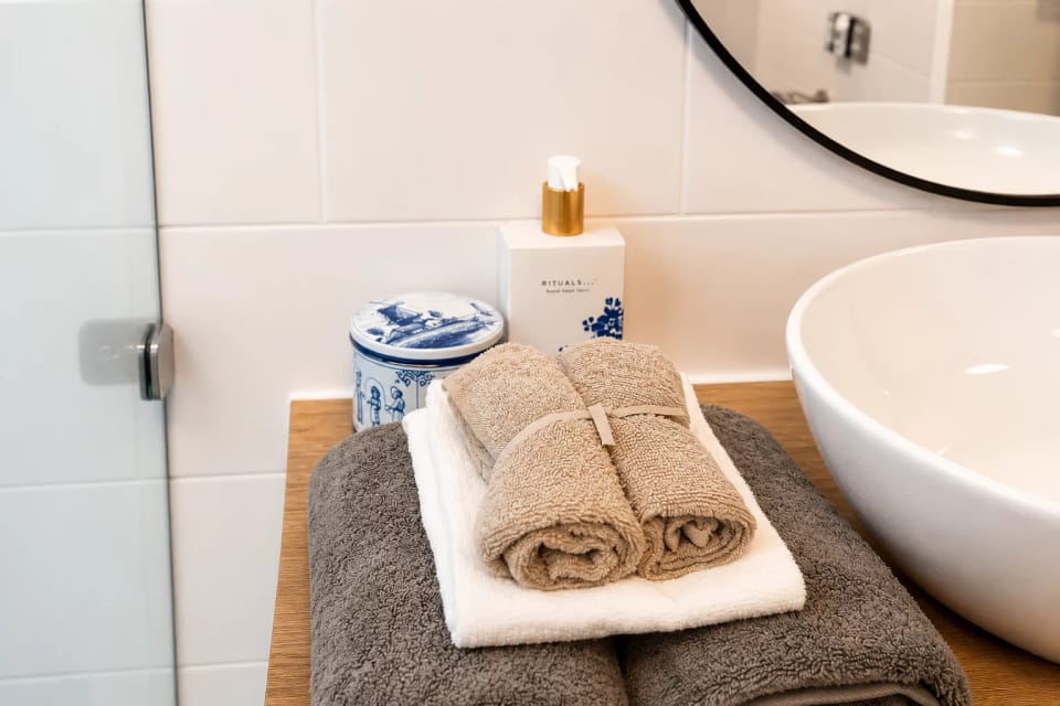 Zachte handdoeken en toiletartikelen liggen klaar