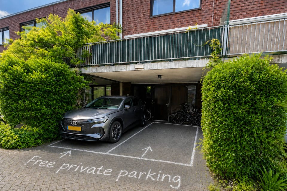 Gratis privéparkeerplaats met laadpaal achter de studio